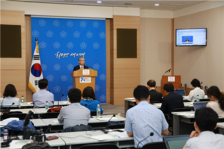 국립국어원 2015년 주요 추진 과제에 대해 발표하시는 송철의 원장님의 사진